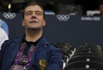 Медведев предложил заменить футболистов сборной России роботами