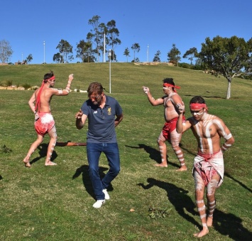 Ритуальные танцы: Ливерпуль повстречался в Австралии с индейцами