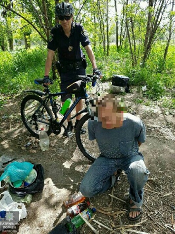 Первая "жертва" велопатруля: копы поймали мужчину с наркотиками