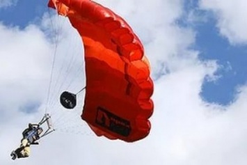 В Крыму москвичка зацепилась парашютом за скалу