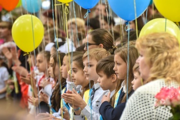 Последний звонок в Одессе: девочки в украинских веночках, а мальчики в пилотках цветов флага города (фоторепортаж)
