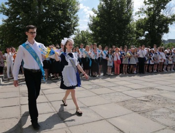 Руководство Луганщины пришло на праздник последнего звонка