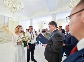 В отремонтированном Дворце бракосочетаний президент подарил сертификат на квартиру одесским молодоженам-патриотам