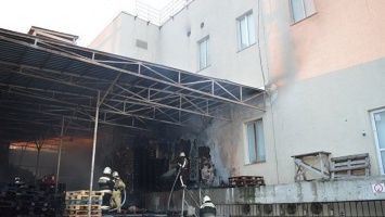 В Севастополе рано утром загорелся торговый центр