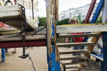 Детские площадки в Кривом Роге рассыпаются на глазах и опасны для малышей (ФОТО)
