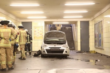 В Берлине водитель потерял контроль над автомобилем и скатился в подземку