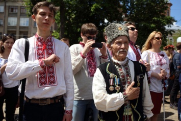 Мегамарш в Киеве: более 400 украинцев в вышиванках