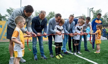 ФФУ и КГГА подарили Киеву две футбольные площадки