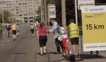 Борис Филатов поймал участницу INTERPIPE Dnipro Half Marathon, которая споткнулась на трассе
