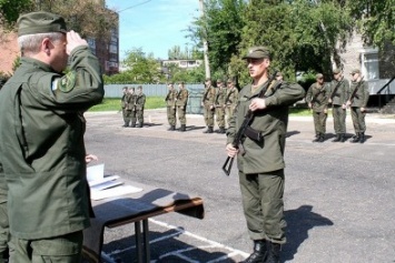 Молодые бойцы НГУ в Мариуполе получили оружие (ФОТО)
