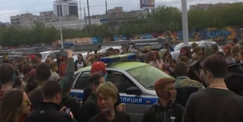 Челябинский фестиваль красок завершился нападением подростков на полицейских