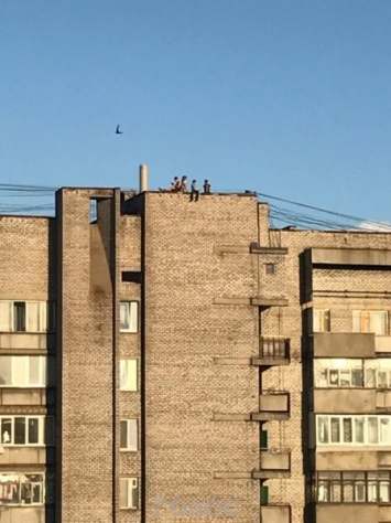 Запорожские дети развлекались на крыше 12-этажного дома