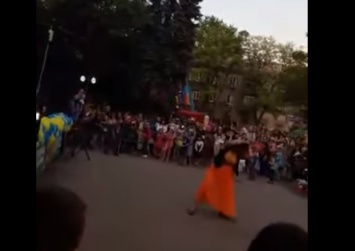 Праздник в Запорожье: женщина потанцевала, а потом подралась с полицейскими