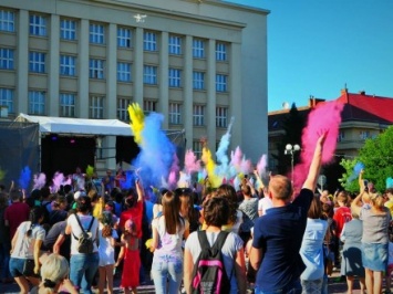 Яркий Фестиваль красок Холи состоялся в Ужгороде