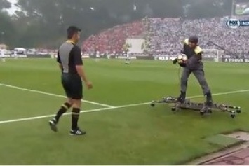 Как в кино: в Португалии перед началом матча мяч судье доставили на дроне