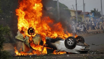 В Днепре во время ДТП автомобиль перевернулся на крышу и загорелся