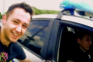 В Одессе роллер прокатился, прицепившись к полицейскому "Приусу" (ВИДЕО)