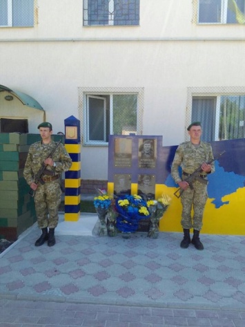 В Беловодске открыли памятник погибшим в зоне АТО пограничникам (Фото)