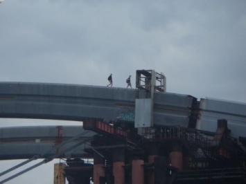 Опасный недострой: киевские подростки "облюбовали" Подольский мост для игр (Фото)