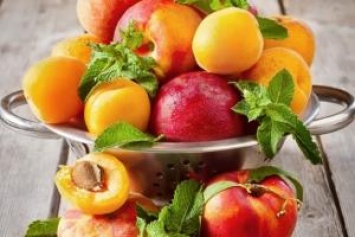Цены на ягоды и фрукты на украинских рынках "взлетят" в два раза