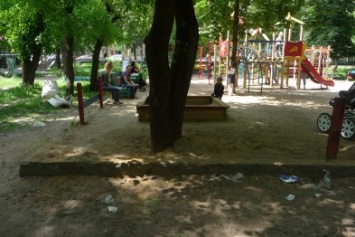 Маленькие криворожане играют на площадках, заваленных мусором (ФОТО)