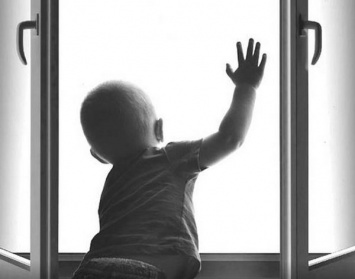 В Киеве москитная сетка на окне не выдержала веса годовалого малыша