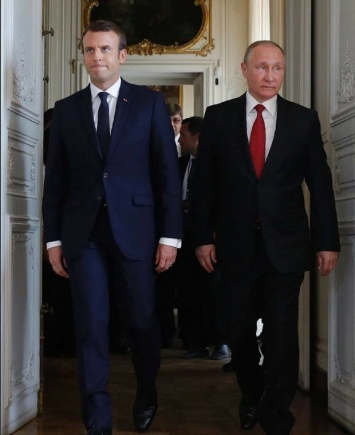 "Доверие" и "взаимная симпатия": появилось знаковое фото со встречи Макрона и Путина