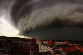 СМИ: МЧС РФ вовремя не оповестило москвичей об урагане. Число погибших возросло до 11