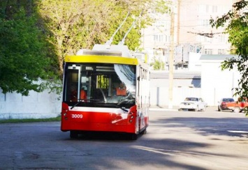 Все больше трамваев и троллейбусов Одессы окрашены в цвета флага города. Фото