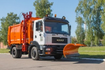 Кременчугский мусоровоз летом будет вывозить мусор из Запорожья, а зимой - сгребать снег (ФОТО)
