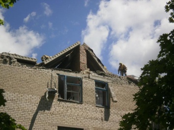 Спасатели расчищают от обломков здание Марьинской центральной райбольницы (ФОТО)