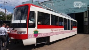 В Запорожье представили первый трамвай местной сборки (фото)
