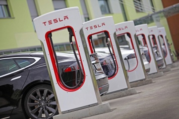 Tesla идет в Украину: американцы выбрали трассы для строительства зарядных станций
