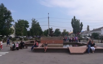 В Геническе снова поврежден городской фонтан