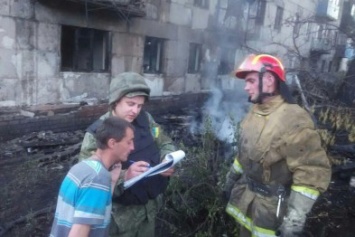 В Новогродовке полицейские во время пожара помогали эвакуировать жителей многоэтажки