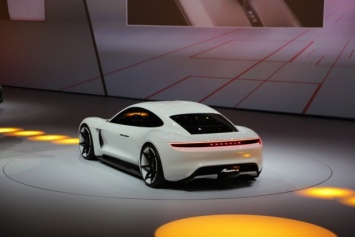 Porsche рассекретила четырехместный электрический суперкар