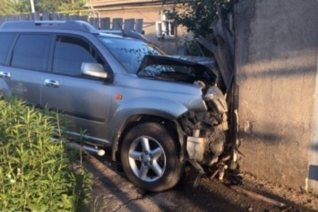 Шокирующая авария: автомобиль врезался в стену, пострадала девушка