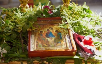 Жители Днепра празднуют День Святой Троицы