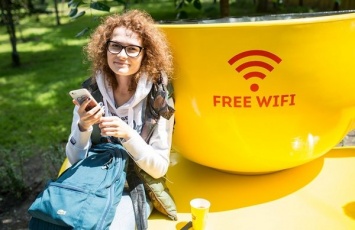 В Киеве установили «умные» лавочки с подзарядкой и Wi-Fi