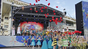 Многотысячное шествие и концерт: Симферополь празднует 233-летие