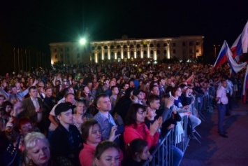 Праздничный концерт и салют собрали в центре Симферополя 10 тысяч горожан (ФОТО, ВИДЕО)