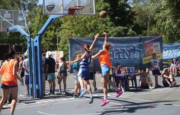 Бердянские баскетболистки вошли в число лучших турнира по стритболу