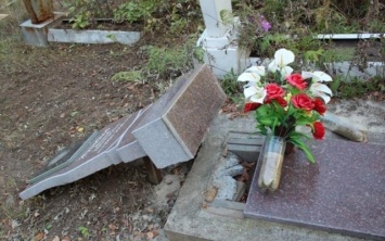 На Днепропетровщине вандал разграбил кладбище