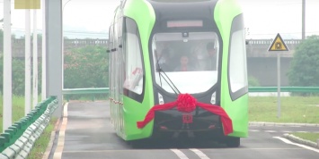 В Китае представили беспилотный трамвай, которому не нужны рельсы