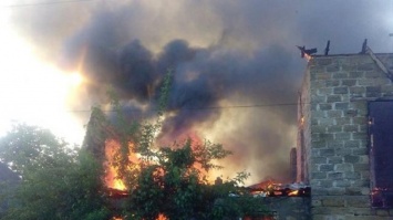 В Херсоне крупный пожар лишил людей дома и авто (фото)