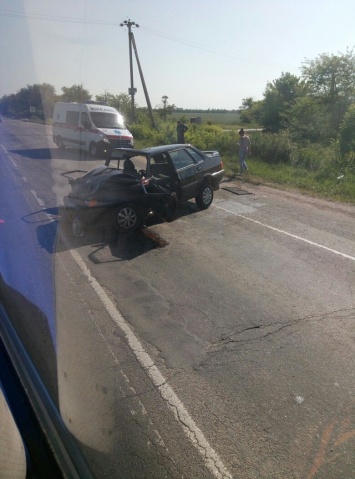 ДТП в Крыму: одна машина смята, вторая в кювете колесами вверх
