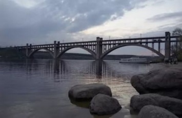 В Запорожье подростки застряли в мосту Преображенского (Видео)