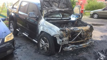 В Луцке неизвестные сожгли автомобиль нардепа Лапина