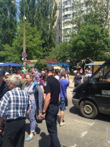 На поселке Котовского торговцы перекрыли дорогу - люди против сноса стихийного рынка