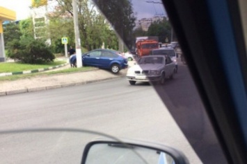 В Симферополе иномарка после "спецприема" грузовика "запрыгнула" на газон (ФОТО)